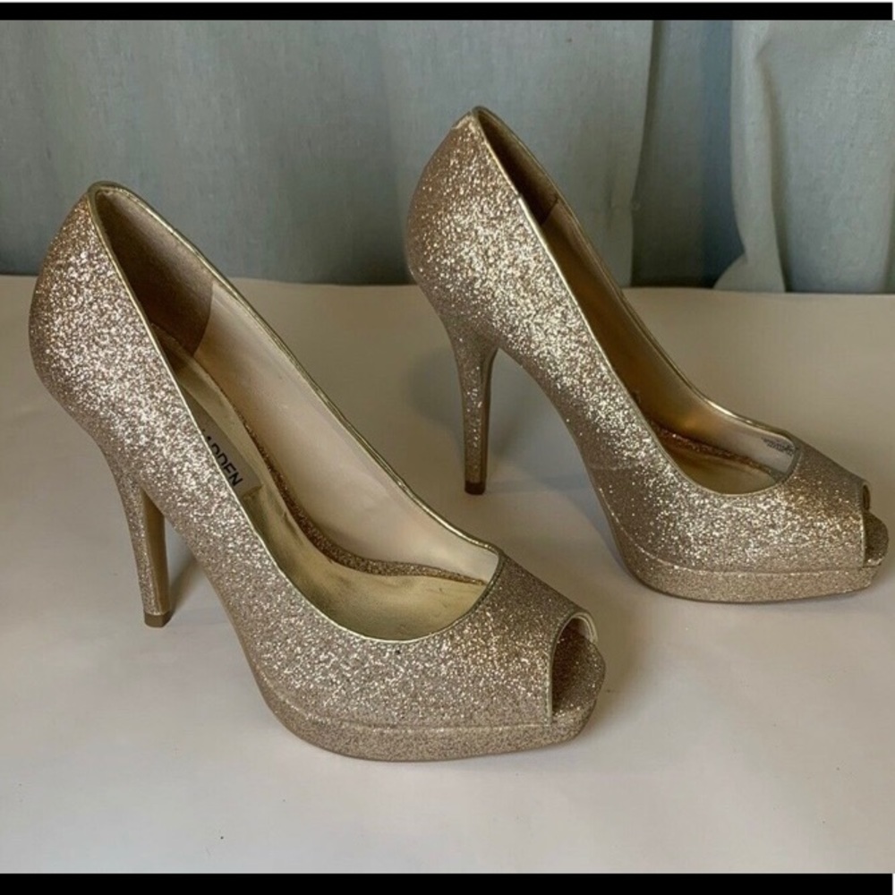NWOB Sz 8.5 Steve Madden Kelle matte gold sparkle heels.  Perfect for prom!